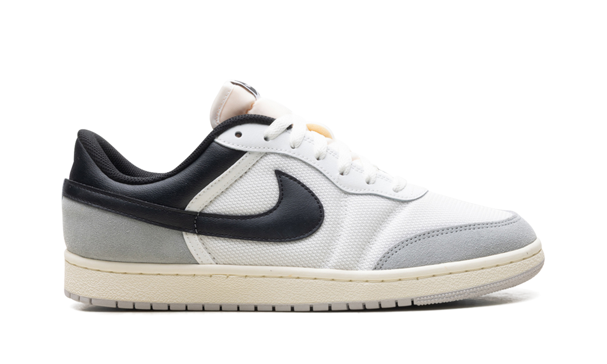Skyline Low WMNS "Summit White/Light Smoke Grey" IQ0704 101