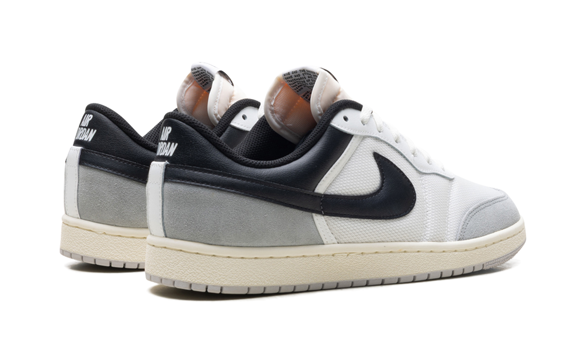 Skyline Low WMNS "Summit White/Light Smoke Grey" IQ0704 101