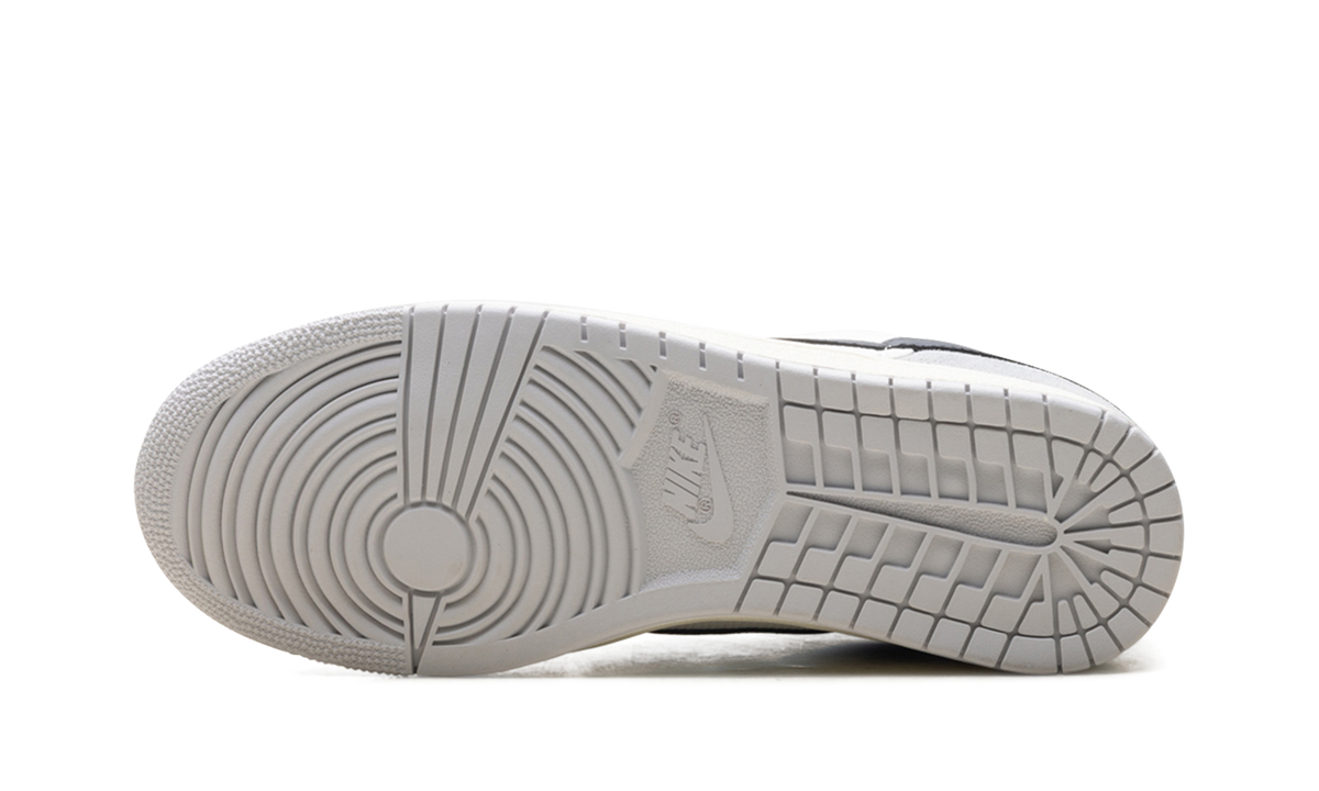 Skyline Low WMNS "Summit White/Light Smoke Grey" IQ0704 101